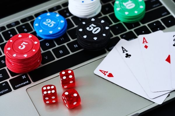 Người chơi trải nghiệm Live Casino trên thiết bị di động với giao diện tiếng Việt chuẩn